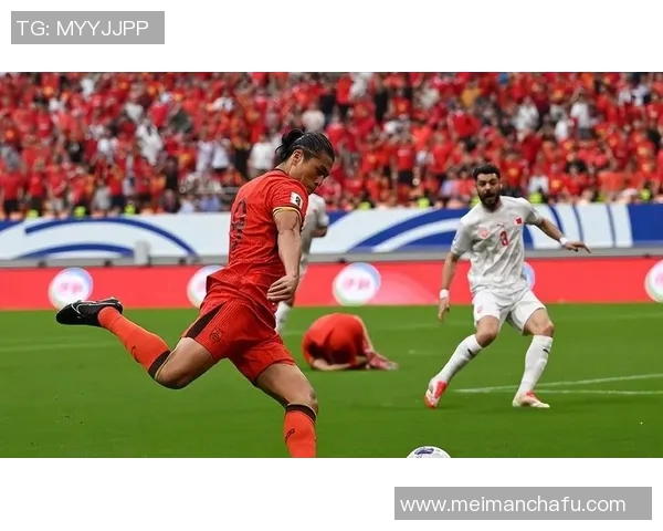 红色盾牌足球明星背后的故事与成就揭秘