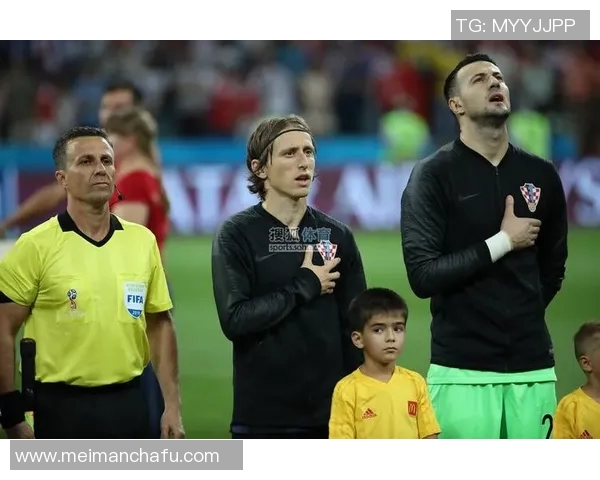 足球明星展现自信姿态双手交叉的魅力瞬间尽显风采与个性